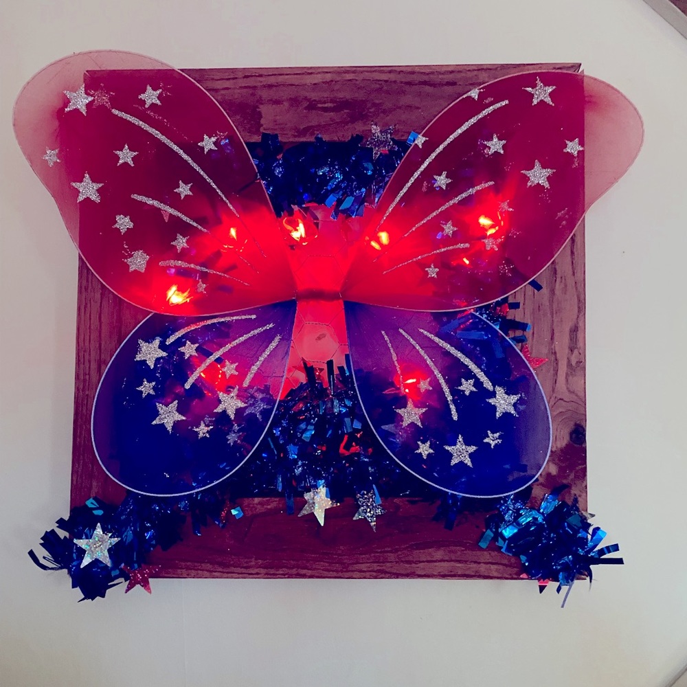 Fourth of July light up chicken wire frame